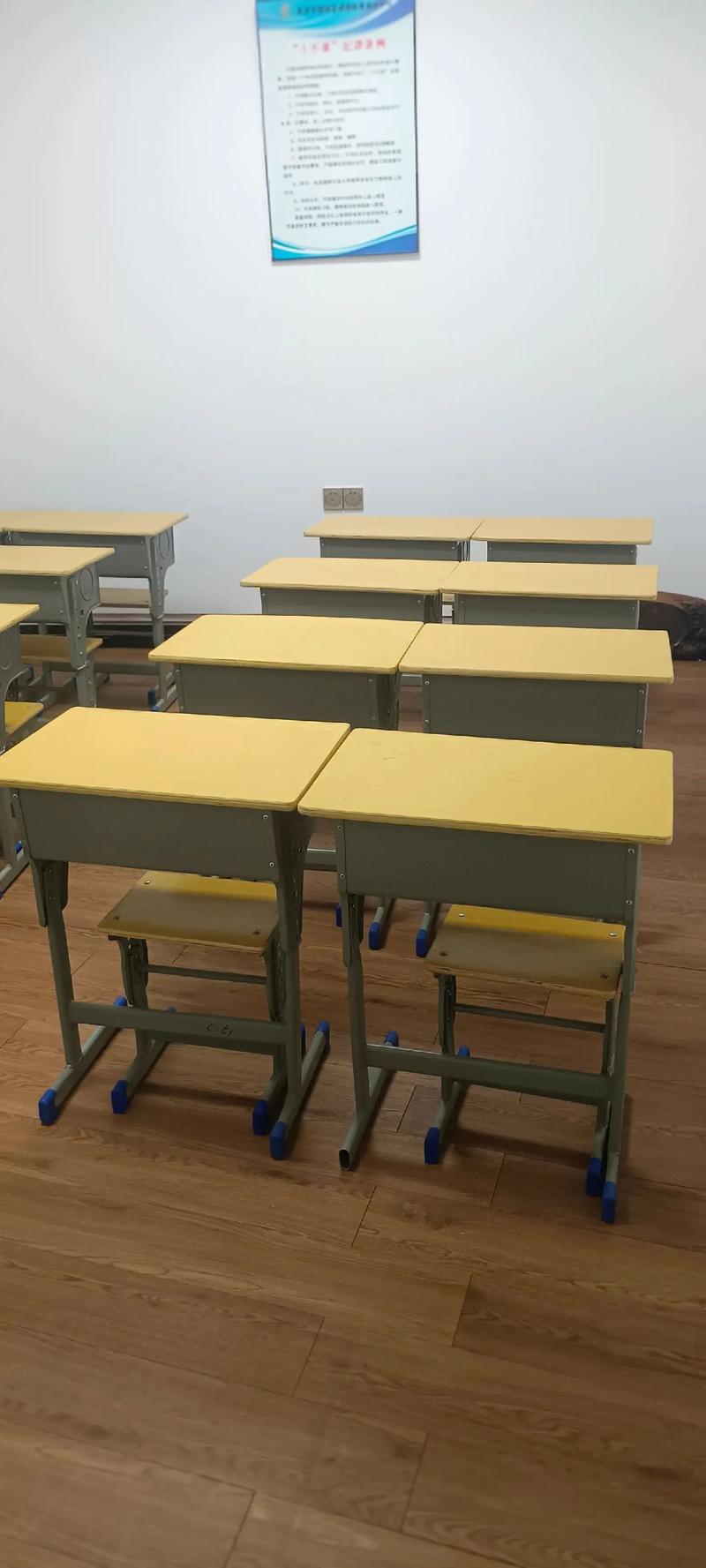 学校课桌